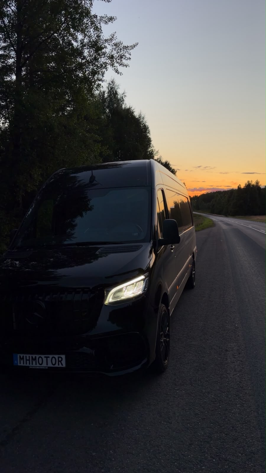 MH Värmepumpars servicebil på väg till ett kvällsuppdrag i övre Svartlå